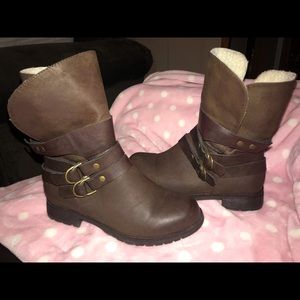 Avenue lined brown boots.